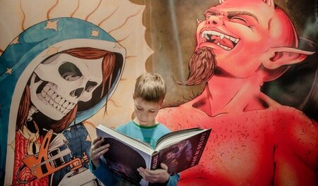 Buchmesse 2014: Ein Nachwuchsleser vor der Dekoration eines Auss...