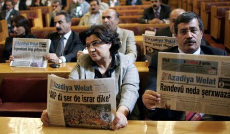 Im türkischen Parlament: HDP-Abgeordnete lesen demonstrativ die ...