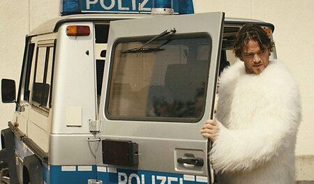 Im Bärenkostüm auf die Party in »Finsterworld«