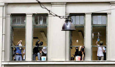 Studierende im Polytechnikum im Widerstand gegen angreifende Spe...