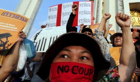 »Kein Putsch«, fordert dieser Demonstrant am 19. September am De...