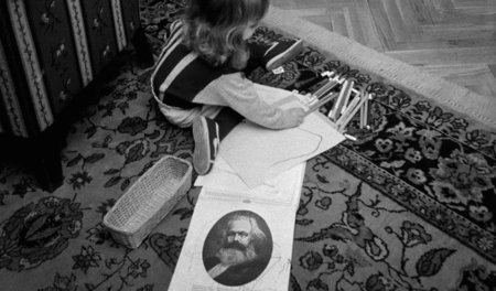 Monika Ehrhardt im Arbeitszimmer mit Tochter Hanni, 1987