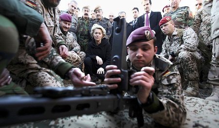 Ständig im Visier: Der Friede. Schießübung mit Ministerin von de...