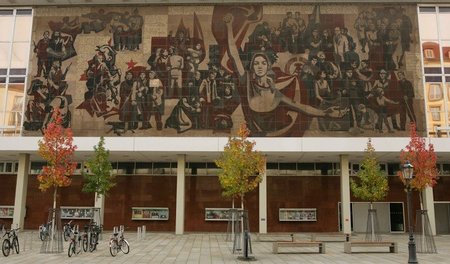 Zur Zeit verdeckt: »Der Weg der roten Fahne« am Kulturpalast in ...