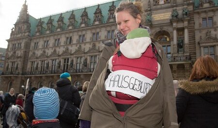Immer wieder demonstrieren Frauen und Männer für eine angemessen...