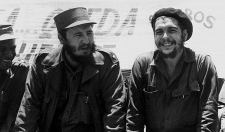 Fidel Castro und Che Guevara 1960 bei einer Kundgebung in Havann...