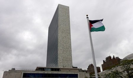 Die palästinensische Flagge weht am Mittwoch erstmals vor dem UN...