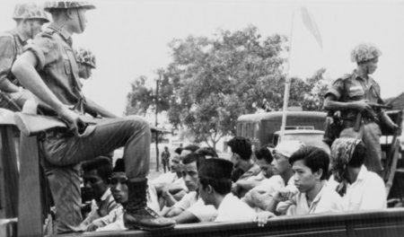 Jakarta, 30. Oktober 1965: Mitglieder der Jugendorganisation der... Jakarta, 30. Oktober 1965: Mitglieder der Jugendorganisation der...