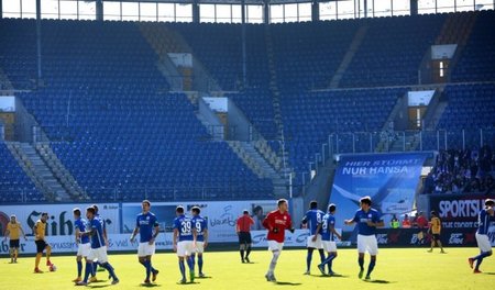 Man kann sich seine Fans kaum aussuchen: Hansa-Spieler am Samsta... Man kann sich seine Fans kaum aussuchen: Hansa-Spieler am Samsta...