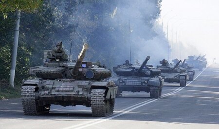 Panzer der Lugansker Volksrepublik werden am Samstag bei Alexand... Panzer der Lugansker Volksrepublik werden am Samstag bei Alexand...