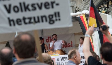 Der sächsische Pegida-Begründer Lutz Bachmann auf einer Kundgebu... Der sächsische Pegida-Begründer Lutz Bachmann auf einer Kundgebu...