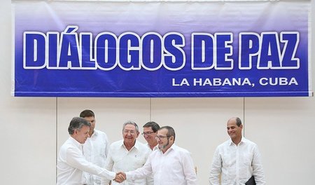 Historischer Händedruck in Havanna: Kolumbiens Präsident Juan Ma... Historischer Händedruck in Havanna: Kolumbiens Präsident Juan Ma...