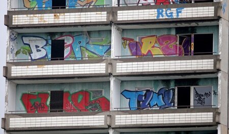 Leerstehende Plattenbauten sind typische Elemente des heutigen p... Leerstehende Plattenbauten sind typische Elemente des heutigen p...