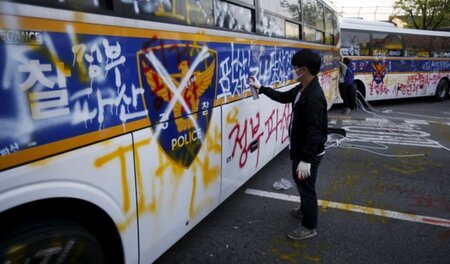 Gegen den Staat und seine Gewalt: Polizeibusse in Seoul bei eine... Gegen den Staat und seine Gewalt: Polizeibusse in Seoul bei eine...