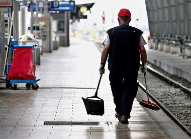 Etwa fünf Millionen Menschen arbeiten in der Bundesrepublik zu L...