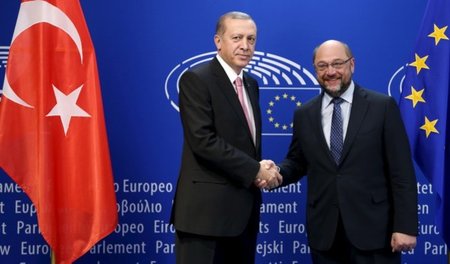 Was schert mich meine Kritik von gestern? EU-Parlamentspräsident... Was schert mich meine Kritik von gestern? EU-Parlamentspräsident...