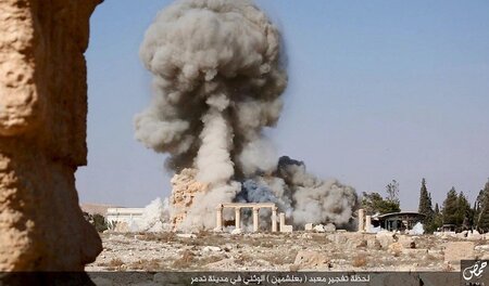 Der IS zeigt im Internet, wie er am 25. August in Palmyra einen ...