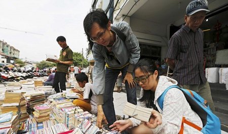 »Der Verkauf ist schwierig geblieben«: Buchhändler in Jakarta, I...