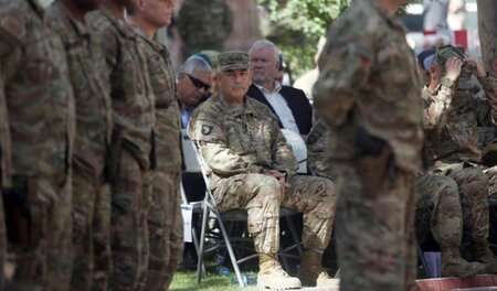 Der Kommandeur der US- und NATO-Truppen in Afghanistan, General ...
