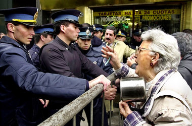 Staatsnotstand 2002: Argentinische Bürger protestieren gegen die...