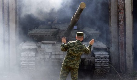 Aufräumen an der Front: Panzer der »Volksrepublik Lugansk« werde... Aufräumen an der Front: Panzer der »Volksrepublik Lugansk« werde...