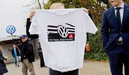 Alles Porsche, oder was? VW-Mitarbeiter zeigt neues IG-Metall-Du... Alles Porsche, oder was? VW-Mitarbeiter zeigt neues IG-Metall-Du...