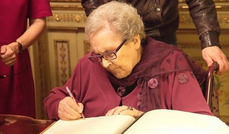 Neus Català, hier 2014 bei der Verleihung der Goldenen Verdienst... Neus Català, hier 2014 bei der Verleihung der Goldenen Verdienst...