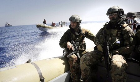 Kontrolle über das Mittelmeer: Italienische Soldaten patrouillie... Kontrolle über das Mittelmeer: Italienische Soldaten patrouillie...