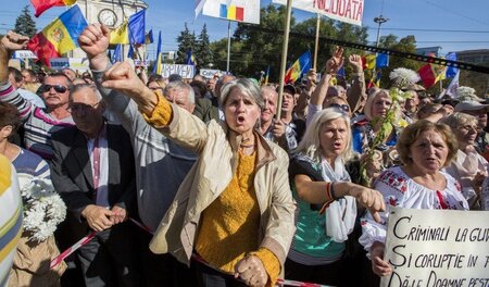 Regierungsgegner protestieren am vergangenen Sonntag vor dem Par...
