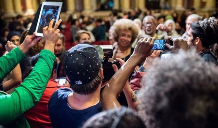 Umringt von begeisterten Zuhörerinnen und Zuhörern: Professorin ...
