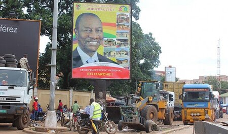 Wahlkampf in Guinea: Plakat mit dem Konterfei des Presidenten Al...