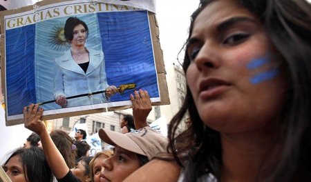 Unterstützer von Cristina Fernández de Kirchner demonstrieren vo...