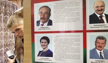 Ein Student nutzt am Dienstag in Minsk die Möglichkeit zur vorze...