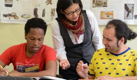 Der Deutschunterricht in Integrationskursen wird unter anderem a...