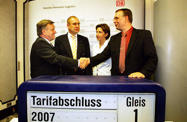 Traute Einheit zwischen Bahnchef Mehdorn (links) und Transnet-Bo...