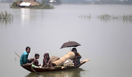 Nach der Flut: Familie auf der Flucht vor den Wassermassen in Ba...