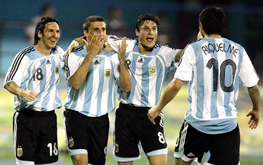 Zehner für alle, alle für Juan Román Riquelme: Lionel Messi, Her...