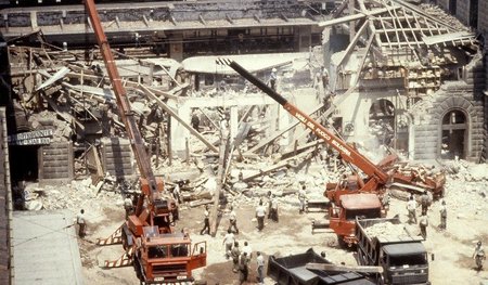 Der Bahnhof von Bologna nach dem Bombenattentat vom 2. August 19... Der Bahnhof von Bologna nach dem Bombenattentat vom 2. August 19...