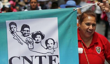 Protest der Lehrergewerkschaft CNTE gegen die Regierungspläne am... Protest der Lehrergewerkschaft CNTE gegen die Regierungspläne am...