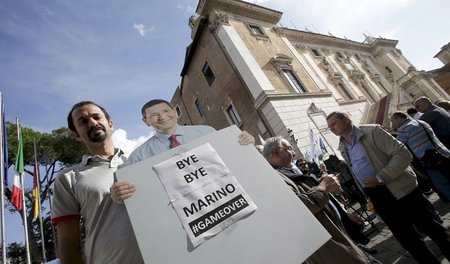 Neofaschistischer Protest: Ein Demonstrant in Rom fordert den Rü... Neofaschistischer Protest: Ein Demonstrant in Rom fordert den Rü...