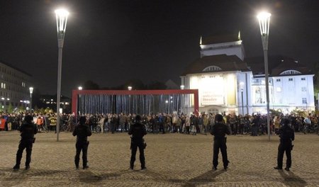 Versammlungsauflagen bei Pegida zu prüfen, sei unmöglich, behaup... Versammlungsauflagen bei Pegida zu prüfen, sei unmöglich, behaup...