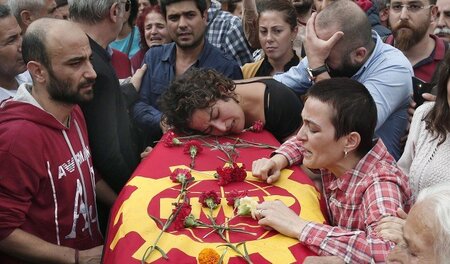 Angehörige trauern am Sarg von Korkmaz Tedik, der bei dem Anschl... Angehörige trauern am Sarg von Korkmaz Tedik, der bei dem Anschl...