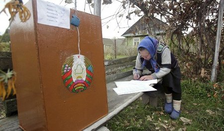 Freudige Pflicht: Eine Frau bei der Stimmabgabe im Dorf Danilowi... Freudige Pflicht: Eine Frau bei der Stimmabgabe im Dorf Danilowi...