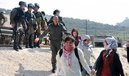 Demonstranten nahe Nabi Saleh, Westjordanland, und israelische S... Demonstranten nahe Nabi Saleh, Westjordanland, und israelische S...