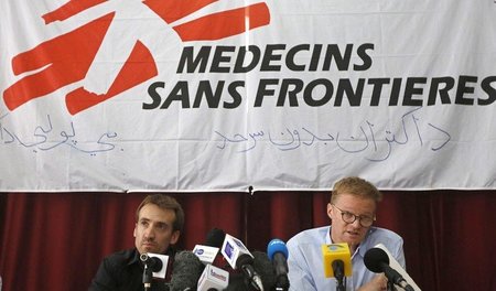 Repräsentanten von Ärte ohne Grenzen bei einer Pressekonferenz z... Repräsentanten von Ärte ohne Grenzen bei einer Pressekonferenz z...