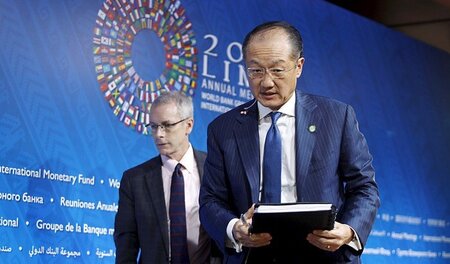Weltbank-Präsident Jim Yong Kim (r.) während eines Auftritts im ... Weltbank-Präsident Jim Yong Kim (r.) während eines Auftritts im ...