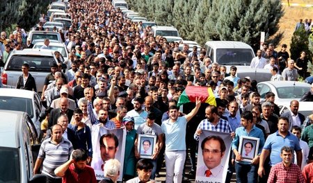 Wut, Trauer, Widerstand: Tausende begleiten den Sarg von Abdulla...