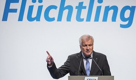Macht den Job der AfD: CSU-Chef Horst Seehofer, hier bei einem P... Macht den Job der AfD: CSU-Chef Horst Seehofer, hier bei einem P...