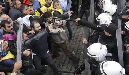 Istanbul am Dienstag: Polizisten prügeln auf Teilnehmer einer De... Istanbul am Dienstag: Polizisten prügeln auf Teilnehmer einer De...