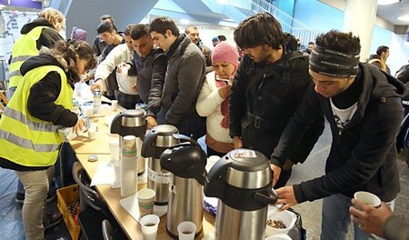 Hilfe für Flüchtlinge: In Rostock kümmern sich Ehrenamtliche um ... Hilfe für Flüchtlinge: In Rostock kümmern sich Ehrenamtliche um ...
